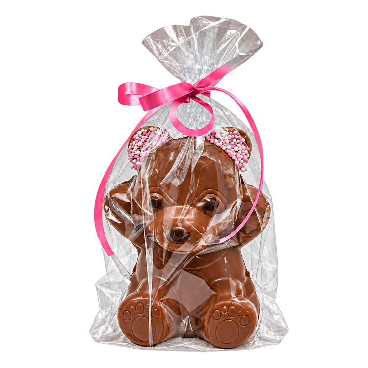 Chocolade geboortebeer met roze en witte muisjes en roze lint